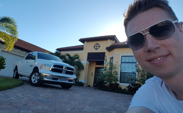 Gregor vor Haus und Auto in Florida